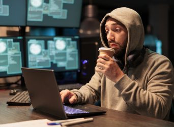 hacker conectado red wifi